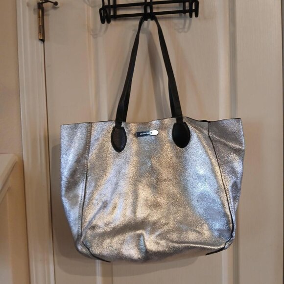 Michael Kors Mae Soft Leather Carryall Reversible Tote in black - Picture 5 of 8